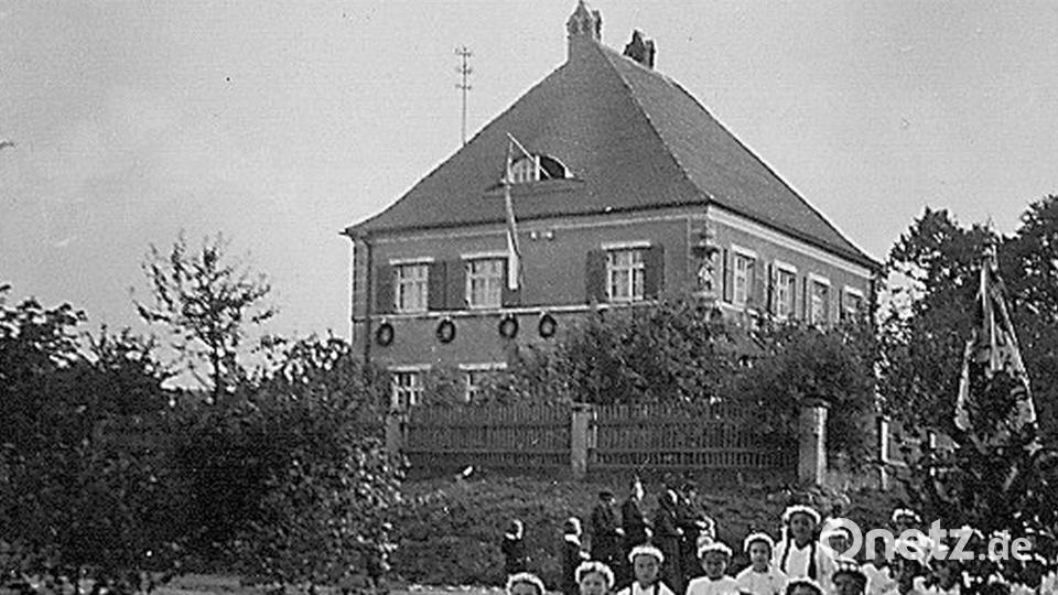 Das Foto mit dem Benefizium in Wiesau und den Kommunionkindern wurde vor 90 Jahren aufgenommen. Bild: Archiv Werner Robl