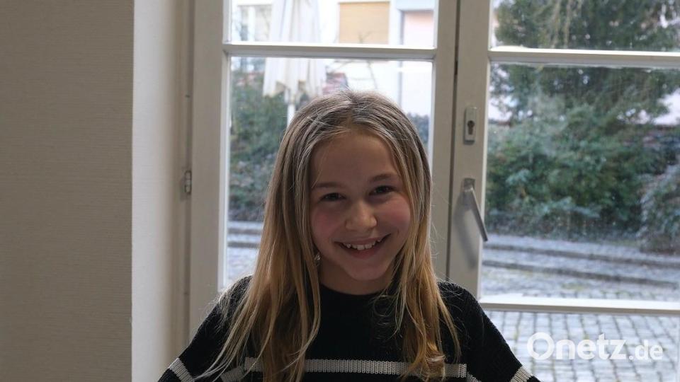 Die strahlende Siegerin des diesjährigen Vorlesewettbewerbs der Stadt-Schulen in Amberg, Amelie Schatz vom GMG. Bild: gsp