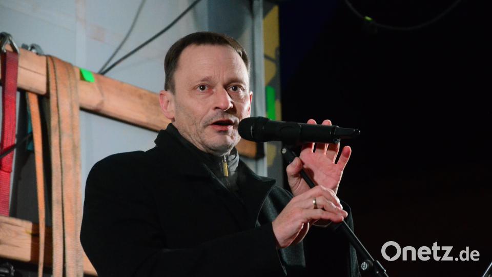 Oberbürgermeister Jens Meyer lobte die Toleranz der Weidener und sprach von einem leuchtenden Beispiel für ein friedliches Miteinander. Bild: Kunz