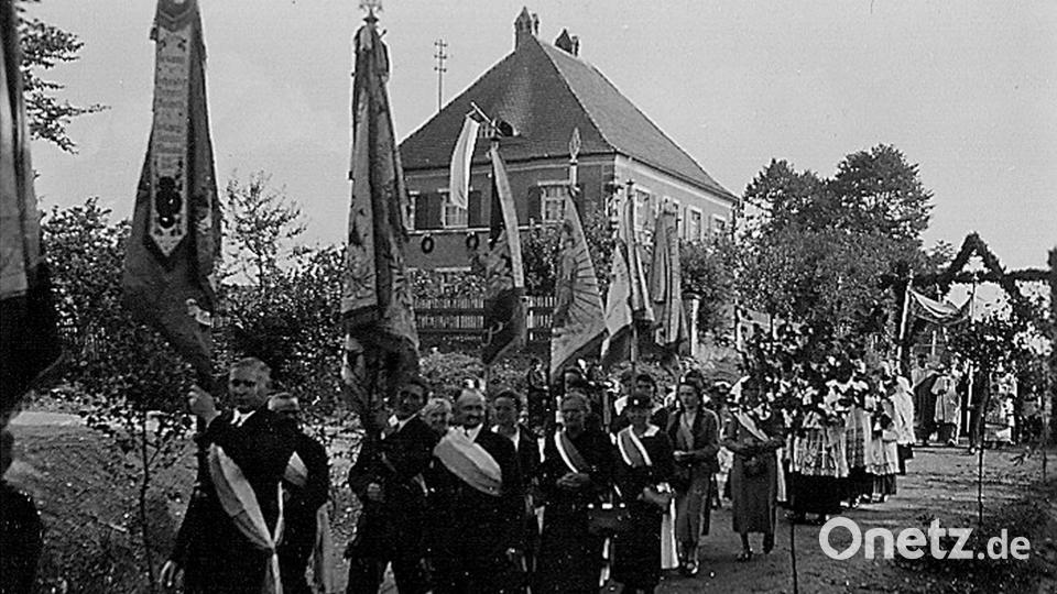 Start des Festzuges anlässlich der Vollendung der Kirchenerweiterung in den 1930er Jahren war beim Benefizium an der heutigen Schönfelder Straße in Wiesau. Bild: Archiv Werner Robl