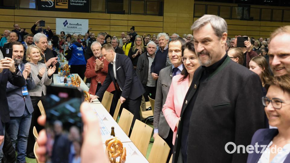 Fotos mit dem Ministerpräsidenten waren bei der Veranstaltung in der Schwandorfer Oberpfalzhalle begehrt. Bild: Hirsch