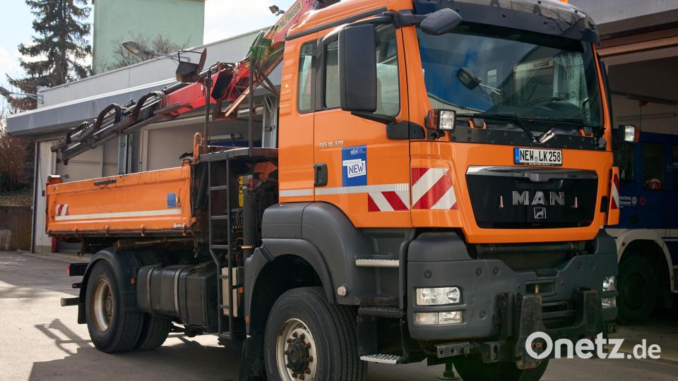Noch strahlt der neue Kipper des Technischen Hilfswerks in Orange. In den kommenden Monaten wird er umfassend saniert und zum blauen THW-Einsatzfahrzeug umgerüstet. Bild: Andrea Duschner/THW Weiden-Neustadt