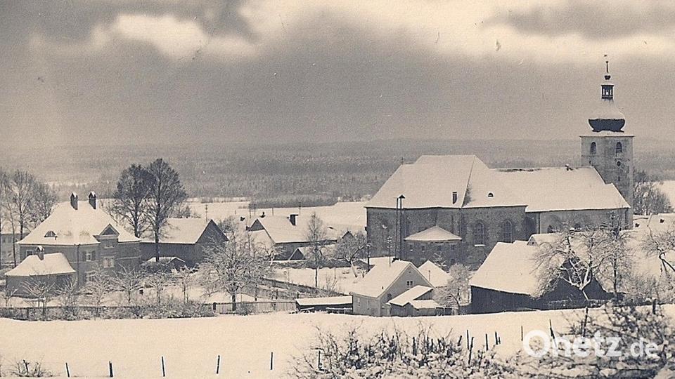 Das Benefizium (links) in Wiesau im Winter vor rund 80 Jahren. Die Geschichte des Anwesens, in dem einst Kooperatoren – die Frühmesser – und später Ruhestandsgeistliche lebten, reicht ins 18. Jahrhundert zurück. Bild: Archiv Werner Robl
