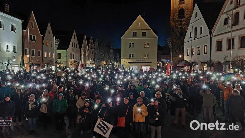 Rund 300 Menschen beteiligten sich an der Kundgebung gegen Rechtsextremismus. Bild: Kunz