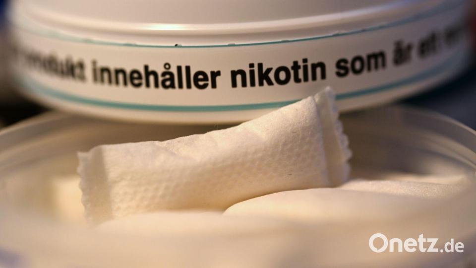 Zwei Dosen mit Nikotinbeuteln mit schwedischen Warnhinweisen - im Internet zu kaufen, in deutschen Geschäften nicht. Bild: Wolf von Dewitz/dpa