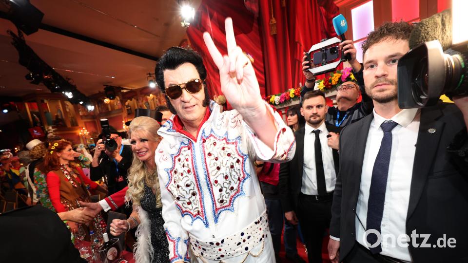 Markus Söder (CSU), Ministerpräsident von Bayern, als Elvis Presley verkleidet, und seine Frau Karin Baumüller-Söder kommen zur &quot;Fastnacht in Franken&quot;. Bild: Karl-Josef Hildenbrand/dpa