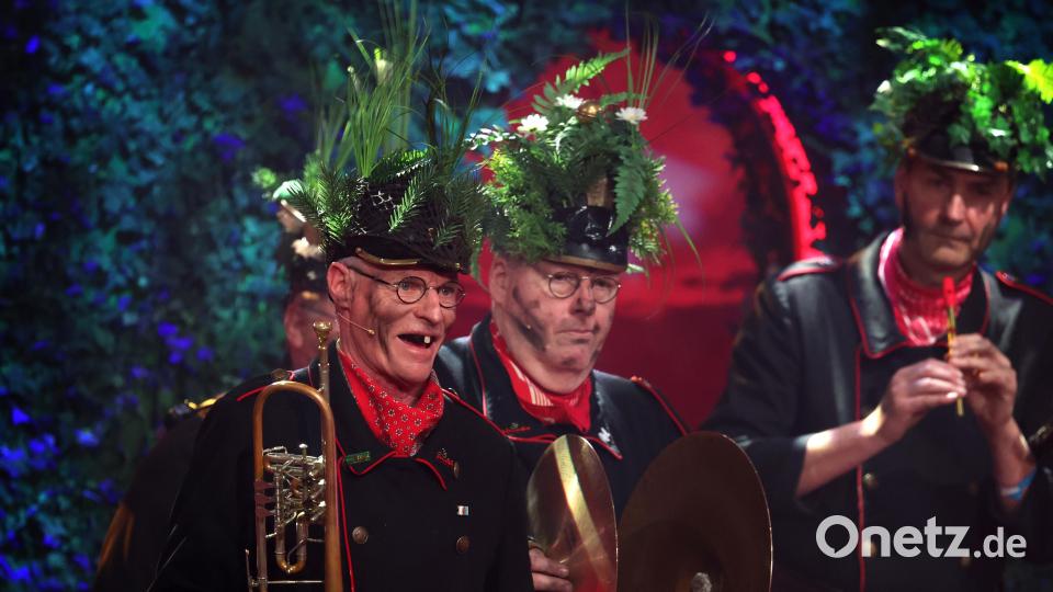 Die &quot;Altneihauser Feuerwehrkapell`n&quot; aus der Oberpfalz steht bei &quot;Fastnacht in Franken&quot; auf der Bühne. Bild: Karl-Josef Hildenbrand/dpa