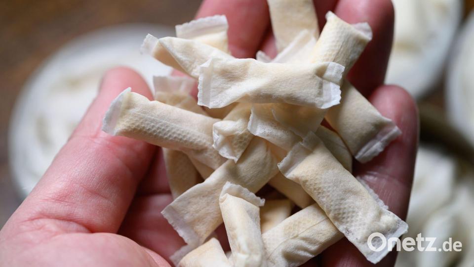 Eine Handvoll Nikotinbeutel. Bild: Robert Michael/dpa