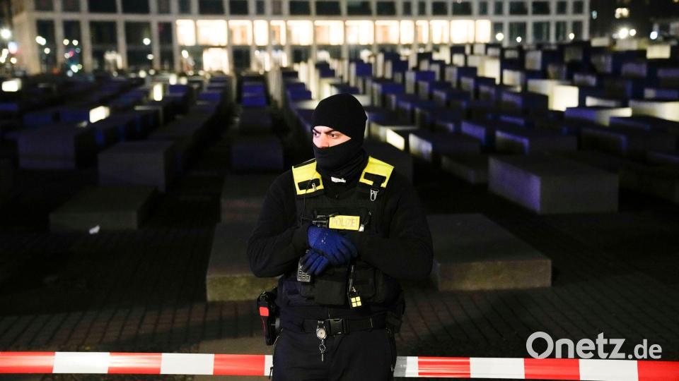 Die Polizei suchte mit einem Großaufgebot nach dem Täter. Bild: Markus Schreiber/AP/dpa
