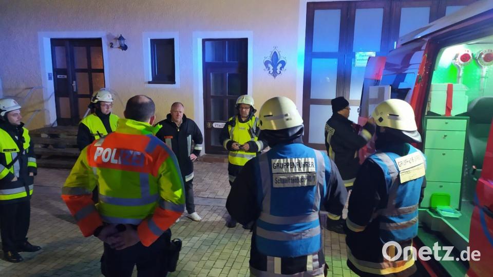Einsatzbesprechung beim Gas-Alarm in Schnaittenbach. Bild: FFW Schnaittenbach