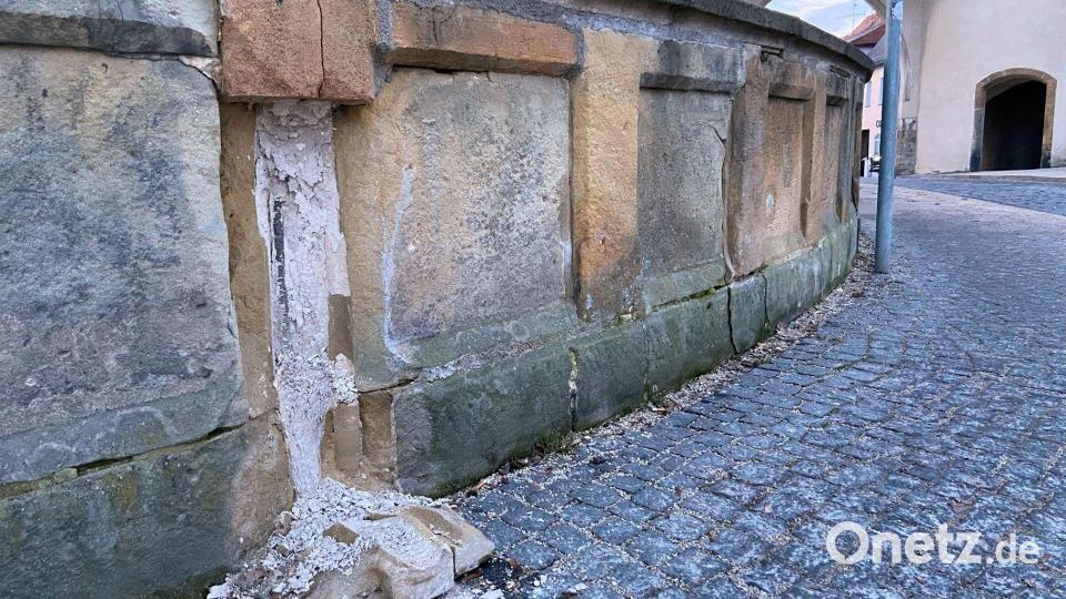 Die Brücke über den Amberger Stadtgraben beim Nabburger Tor Anfang Februar 2025. Erneut ist ein größeres Stück Sandstein und Mörtel aus der Brüstung gebröckelt. Bild: Andreas Ascherl