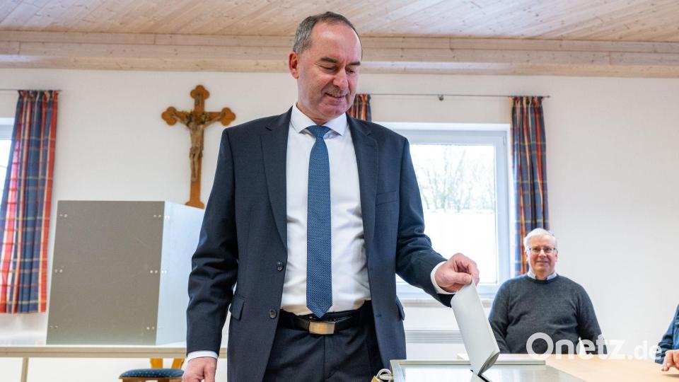 Aiwanger hat seine Stimme in Niederbayern abgegeben. Bild: Armin Weigel/dpa