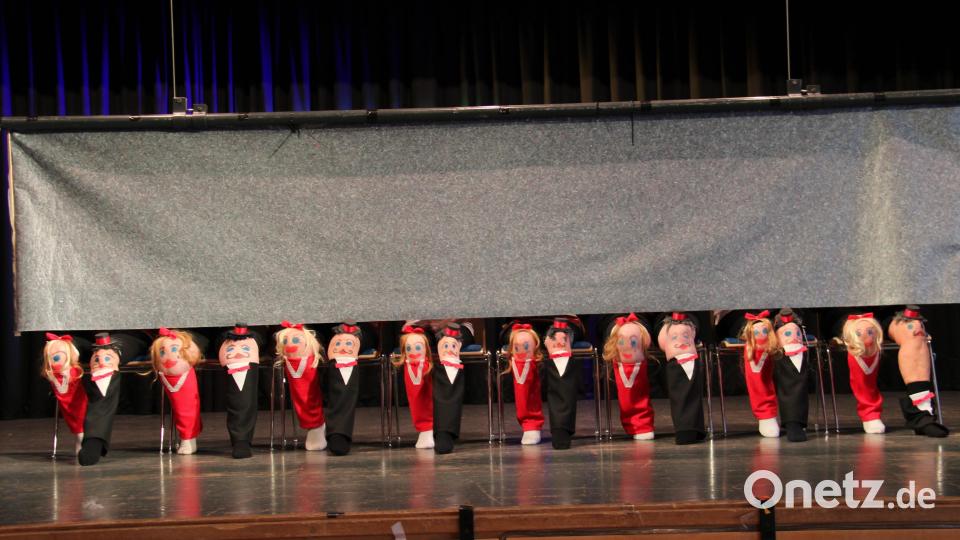 Knieballett als Ersatz für das Bayerische Staatsballett zeigten die Frauen des Katholischen Frauenbunds. Bild: prh