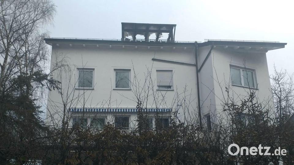 Die Spuren des Feuers sind am Morgen nach dem Brand in Amberg deutlich erkennbar. Bild: Thomas Kosarew