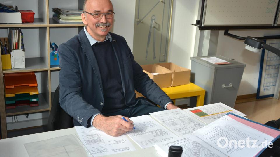 Wahlvorstand Walter Zimmermann hatte in Kastl alles in Griff. Bild: jr