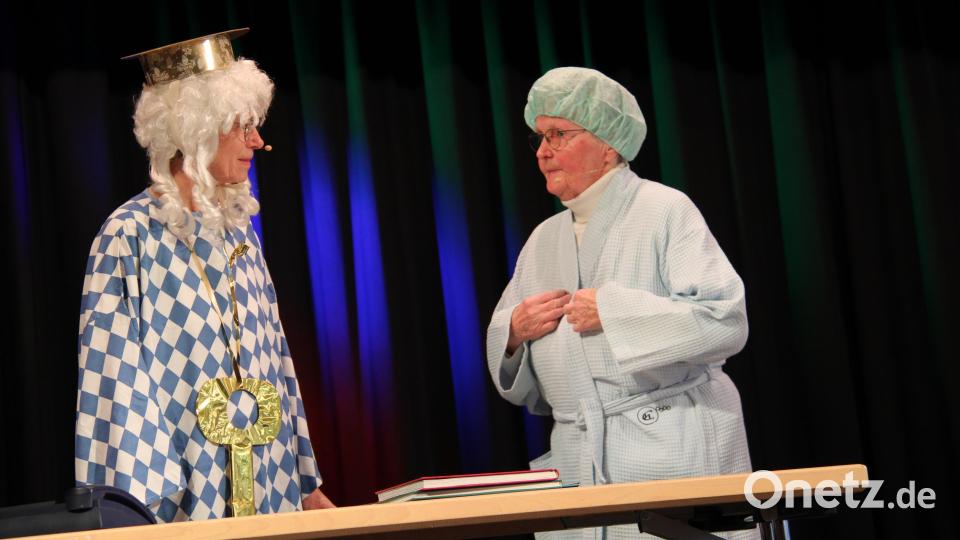 Vergeblich suchte die Hinterwälderin (Regina Schmid) ihren Ehemann bei Petrus (Waltraud Näger). Er ist nach 50 Ehejahren ins Buch der Märtyrer eingegangen. Bild: prh