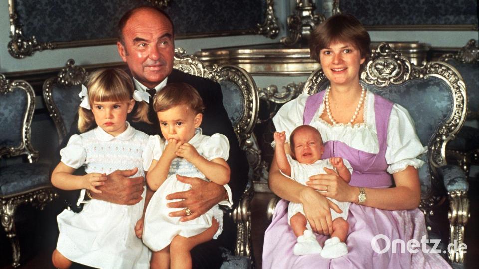 Gloria Fürstin von Thurn und Taxis als junge Mutter mit ihrem Mann, Johannes Fürst von Thurn und Taxis, und den drei Kindern (l-r) Maria Theresia, Elisabeth und Albert im Juni 1983. Archivbild: Horst Ossinger/dpa