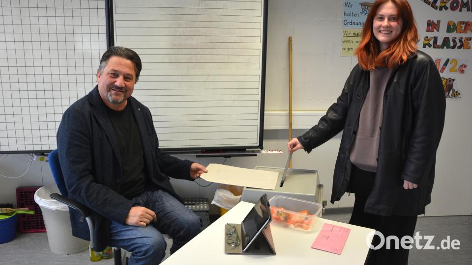 Wahlvorstand Stefan Müller überwachte hier in Waldershof die Stimmabgabe Bild: jr