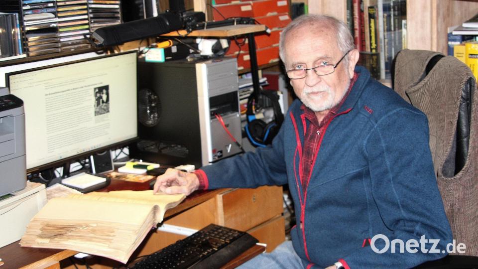 An seinem Schreibtisch im Büro seiner Wohnung sichtet Adalbert Busl zurzeit die ihm zur Verfügung gestellten Entnazifizierungsprotokolle vieler früherer Wiesauer Bürger. Bild: wro