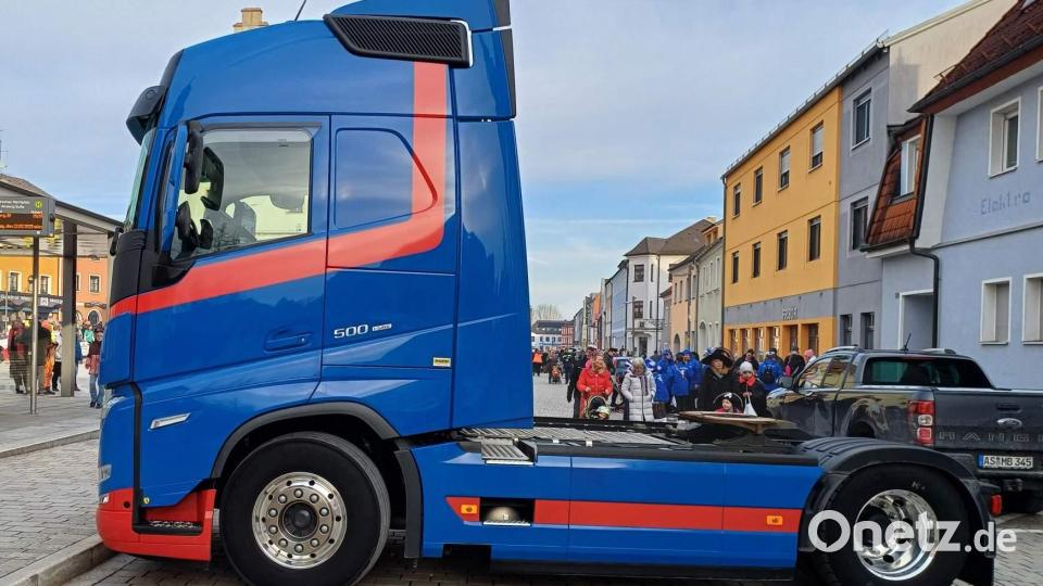 Sämtliche Zufahrtsstraßen zur Innenstadt waren aus Sicherheitsgründen durch quer zur Fahrbahn abgestellte Fahrzeuge, hier ein LKW der Firma Lang - abgesichert. Bild: u