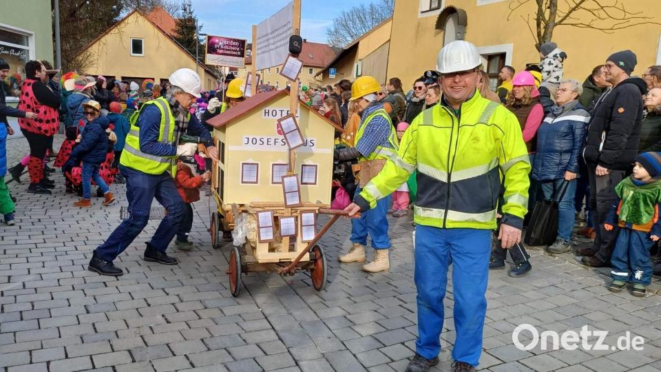 Die Baumeistergruppe der Familien Siegert und Bauer legt bei der überfälligen Josefshaus-Sanierung selber Hand an. Bild: u
