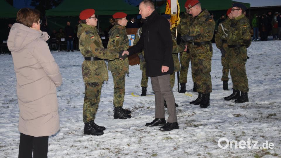 Stellvertretend für die Rekrutengemeinschaft gratulierten MdB Susanne Hierl, Bürgermeister Erich Meidinger und Oberstleutnant Martin Hillebrand (v.li) zur Ablegung ihres feierlichen Gelöbnisses. Bild: bö