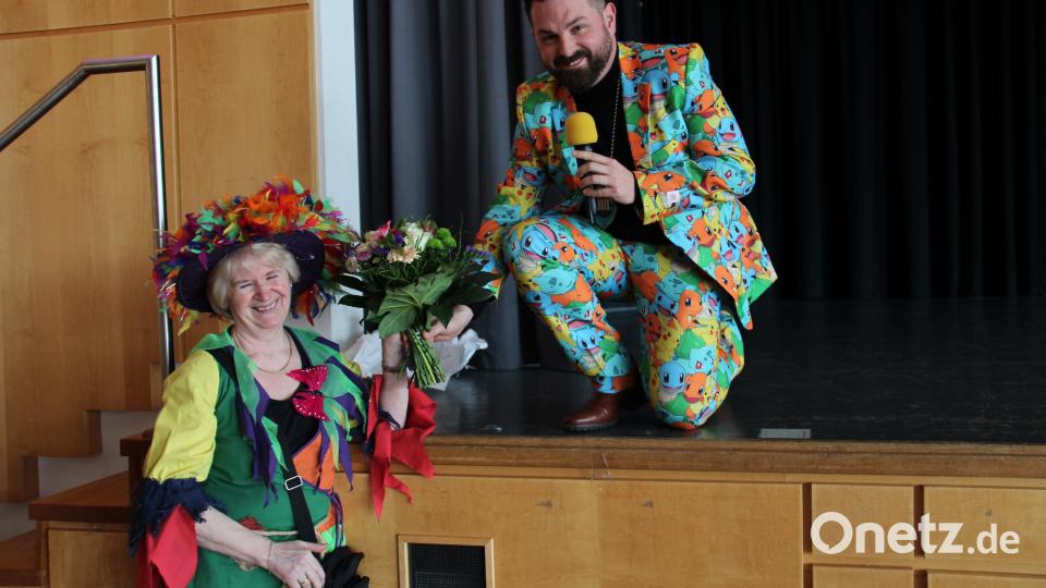 Bürgermeister Sebastian Giering machte einen Kniefall vor Organisatorin Gabi Fröhlich und überreichte ihr als Dank einen Blumenstrauß. Bild: prh