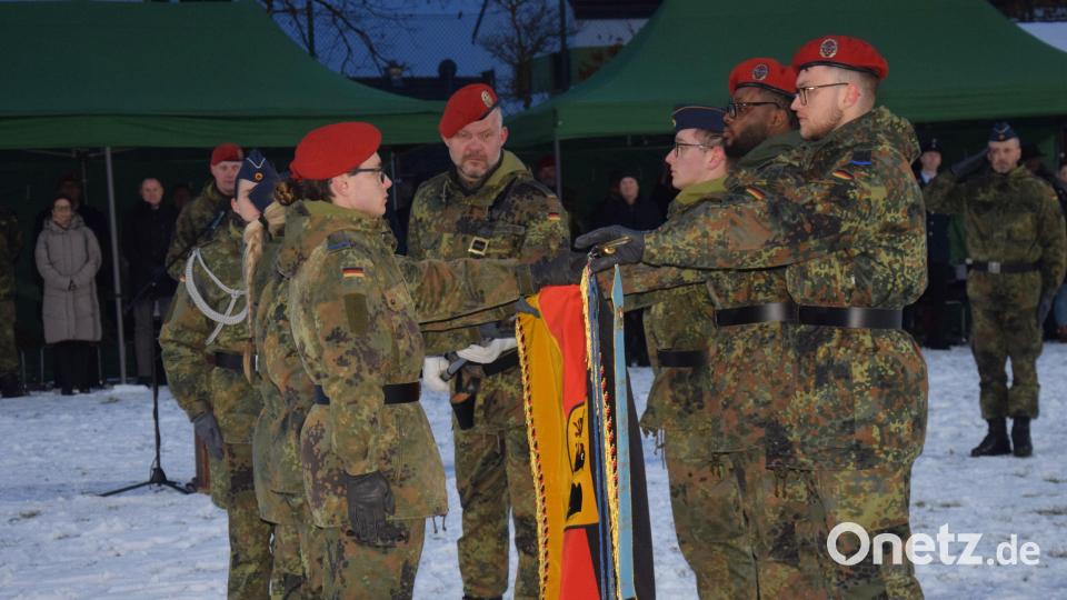 29 Rekruten aus der Schweppermann-Kaserne legen in Ebermannsdorf ihr feierliches Gelöbnis ab. Einige von ihnen sprechen an der Truppenfahne stellvertretend für alle die Eidesformel. Bild: bö