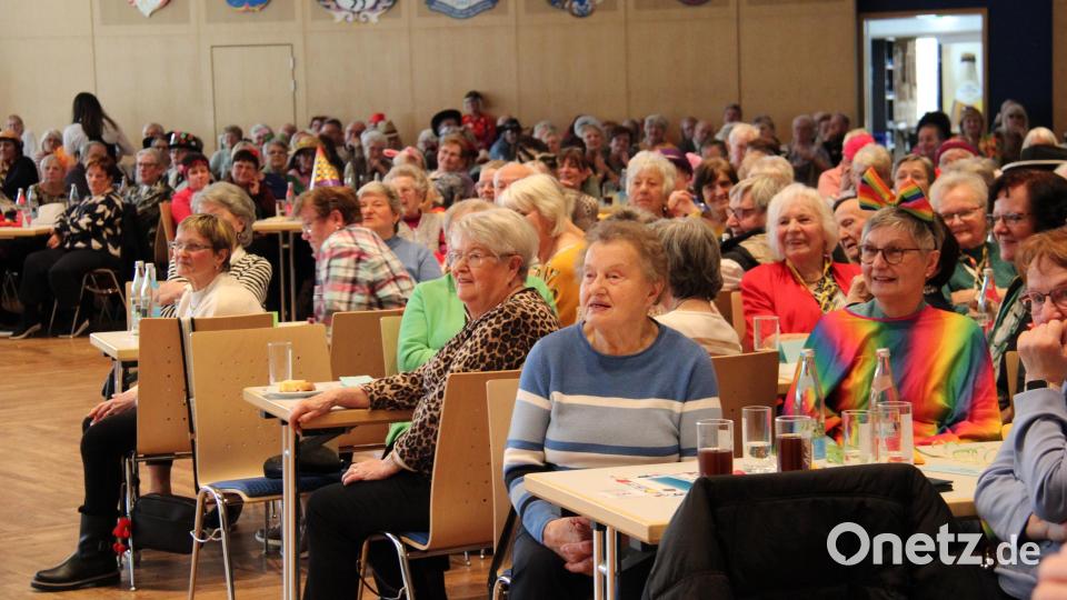 Die Seniorinnen und Senioren verfolgten aufmerksam das opulente Programm das Seniorenreferentin Gabi Fröhlich zusammengestellt hatte. Bild: prh