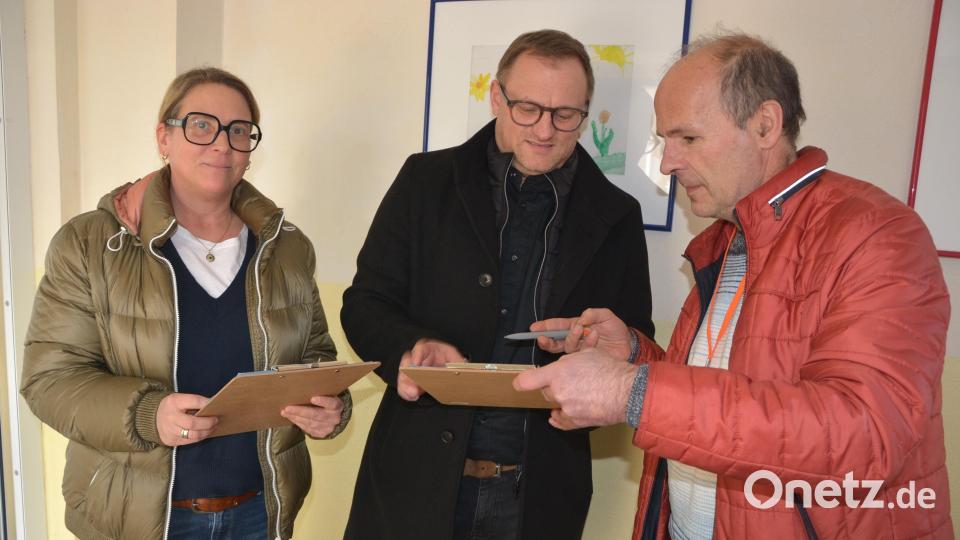 Kathrin und Christoph Brand erhalten von Wolfgang Lohse (rechts) den Fragebogen der Forschungsgruppe Wahlen für die erste ZDF-Prognose. Kastl war ausgewählt worden, weil deren Ergebnis vor vier Jahren dem bundesweiten Ergebnis ähnelte. Bild: jr