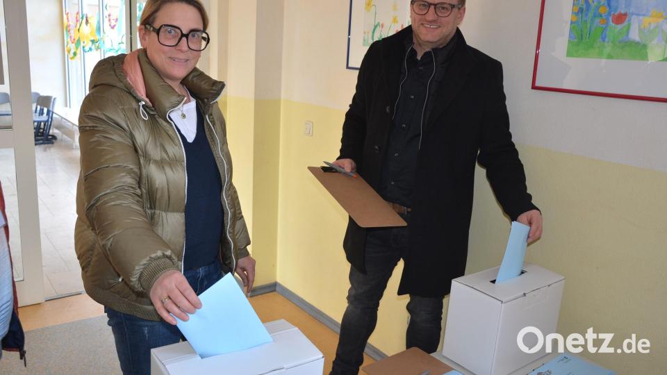Kathrin und Christoph Brand werfen den Fragebogen in einen Karton. Bild: jr