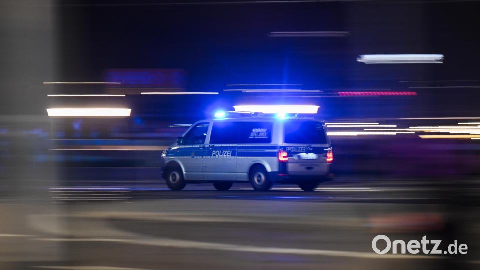 Polizei Illustration

Ein Polizeiwagen fährt in der Silvesternacht durch die Innenstadt. +++ dpa-Bildfunk +++ Bild: Robert Michael
