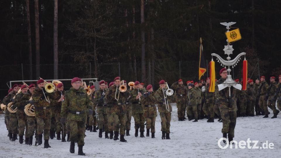 Das Heeres-Musikkorps aus Veitshöchheim unter der Führung von Hauptmann Wolfgang Dietrich gestaltete das feierliche Gelöbnis mit passender Musik. Bild: bö