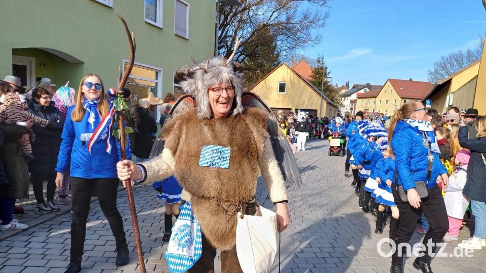 Vorne weg beim Kinder-Faschingszug marschierte Roland Fritsch im Kostüm eines Äiwatrischerls, einer legendären Wolpertinger-artigen Hirschauer Phantasiegestalt. Hinter ihm im zackigen Gleichschritt die Kindergarde der Narrhalla Hirschau. Bild: u