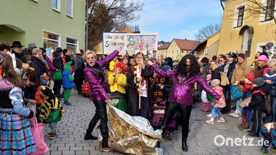 Kinder und Lehrkräfte der Grund- und Mittelschule Schnaittenbach versicherten „Schule ist zauberhaft“ – zumindest bei ihnen. Bild: u