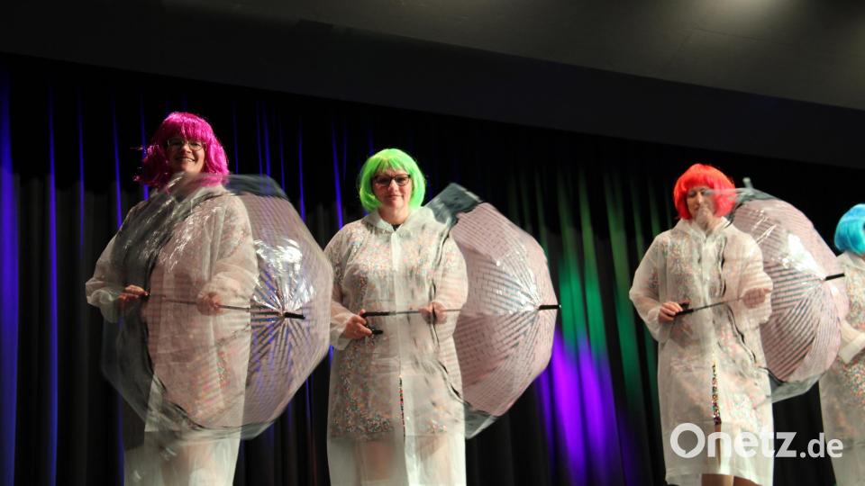 &quot;Singing in the rain&quot; mit Regenschirmtanz der Frauen des Katholischen Frauenbunds. Bild: prh