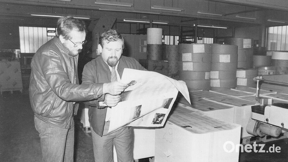 Gedruckt wurde die Chronik der Marktgemeinde Wiesau seinerzeit in Weiden. Nach Fertigstellung der noch ungebundenen Seiten war Adalbert Busl (links) damals zu Gast, um sich ein Bild vom Ergebnis zu machen. Bild: Archiv Werner Robl