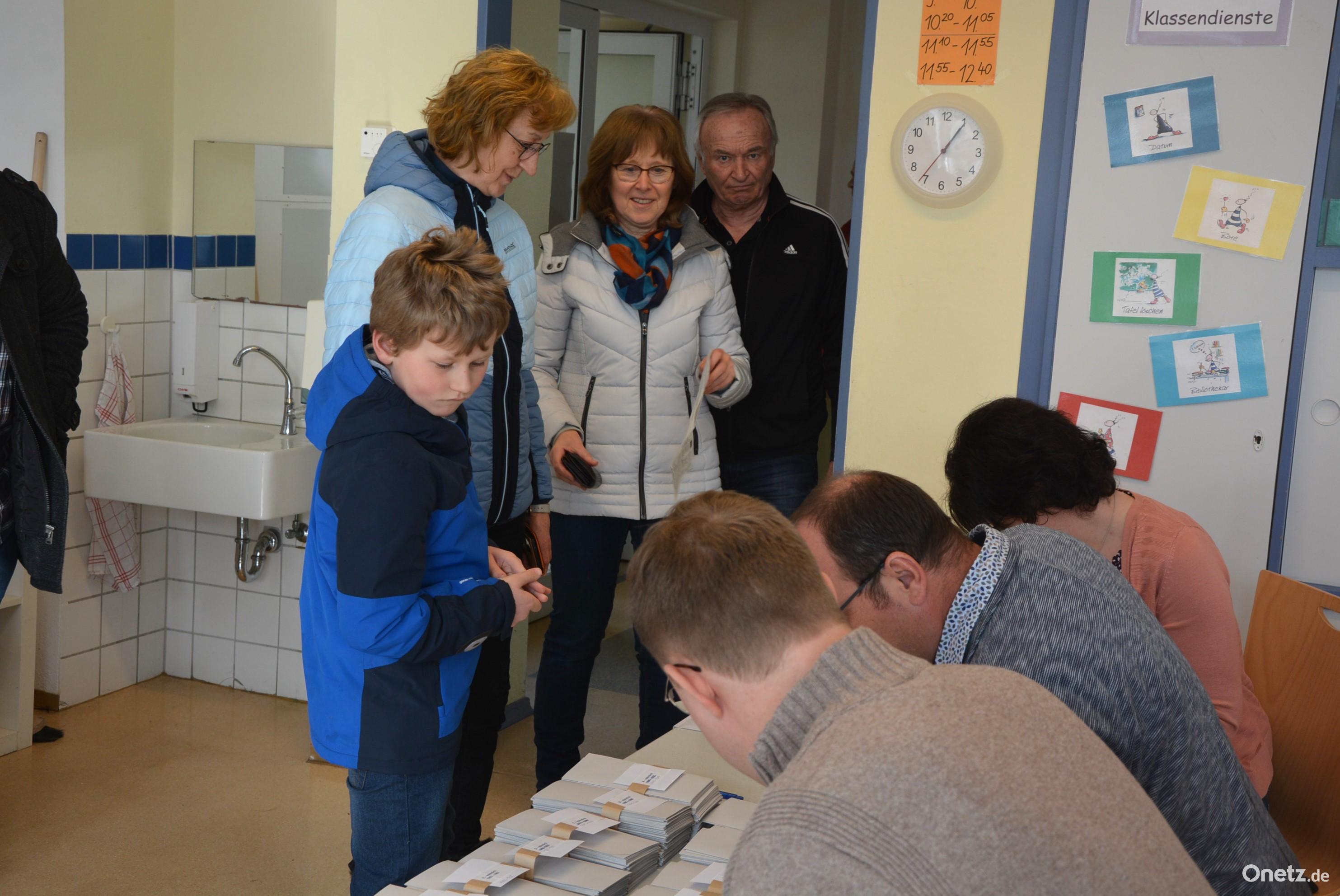Auch Kinder zeigten sich am Wahlgeschehen schon interessiert. Bild: jr