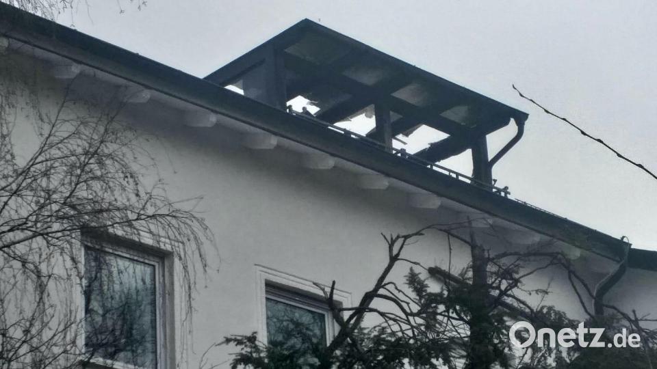 Der Balkon einer Amberger Dachgeschosswohnung stand in Vollbrand. Bild: Thomas Kosarew