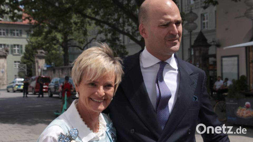Gloria von Thurn und Taxis mit ihrem Sohn Albert. Archivbild: Michael Faulhaber/dpa