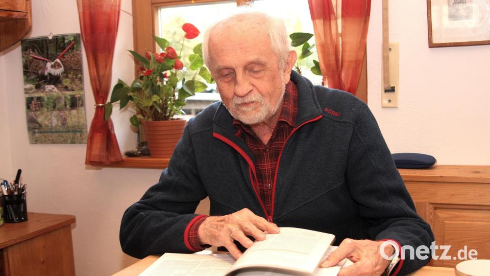 In seiner Eigenschaft als Heimatforscher und Chronist ist Adalbert Busl auch Mitautor verschiedener Bücher. Bild: wro