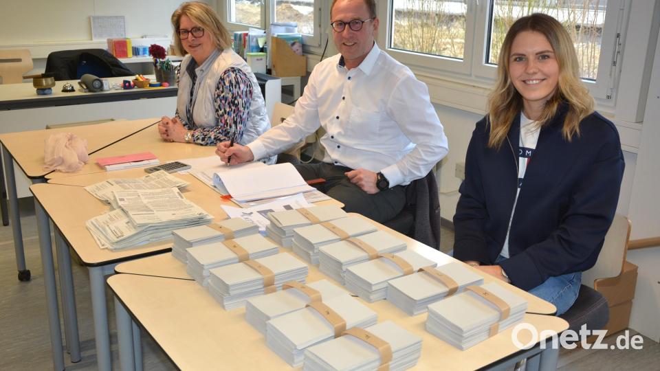 Die Waldershofer Wahlhelfer, (von links) Gisela Kastner, Thomas Schücke und Julia Berek mussten zusätzlich noch für eine repräsentative Wahlstatistik arbeiten. Bild: jr