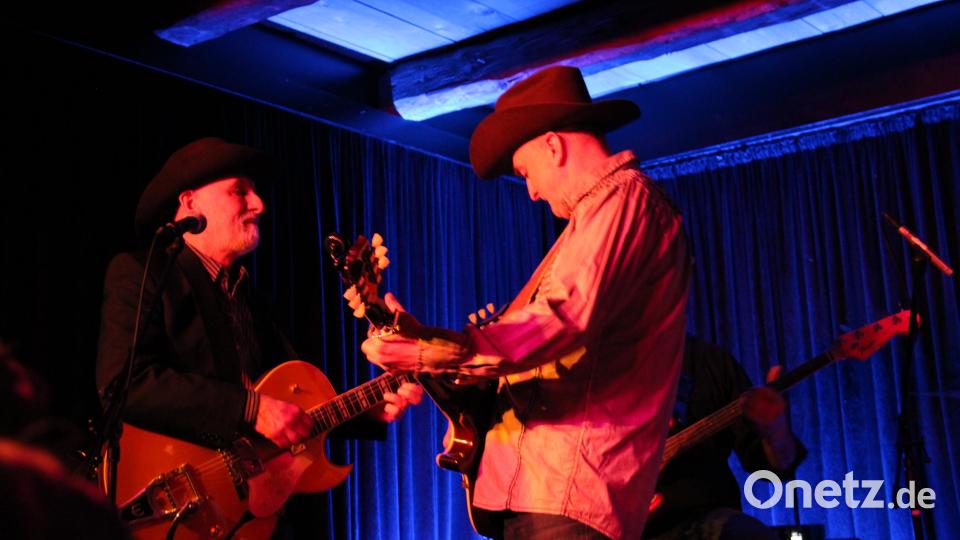 Frontmann Jockl Painthner (rechts) lässt seine E-Gitarre herrlich jammern, Rudi Beer (links) unterstützt ihn an Gitarre und stimmlich hervorragend. Bild: prh