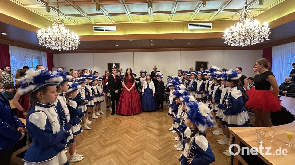 Aus allen Nähten platzte der Sitzungssaal, als die Vilsecker Faschingsgesellschaft von Bürgermeister Hans-Martin Schertl im Rathaus begrüßt wurde. Bild: Stefanie Gradl