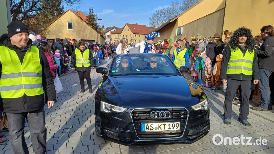 Hirschaus Kinder-Prinzenpaar Prinz Manuel I. und Prinzessin Frida I. wurden in einem offenen Cabrio durch die Innenstadt chauffiert. Bild: u