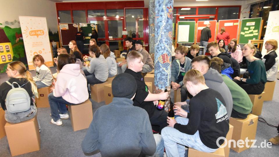 Die Aula der örtlichen Grundschule bot den idealen äußeren Rahmen für die Veranstaltung &quot;Sag wAS&quot;. Bild: no