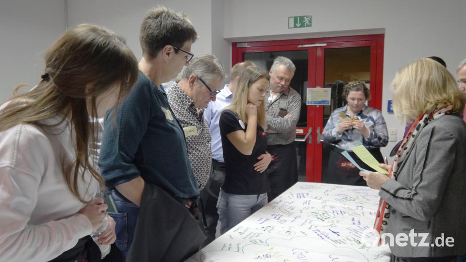 Nadine Wagner (Vierte von links), kommunale Jugendpflegerin im Landkreis Amberg-Sulzbach, und einige Gemeinderäte schauen auf die aufgeschriebenen Stichpunkte. Bild: no