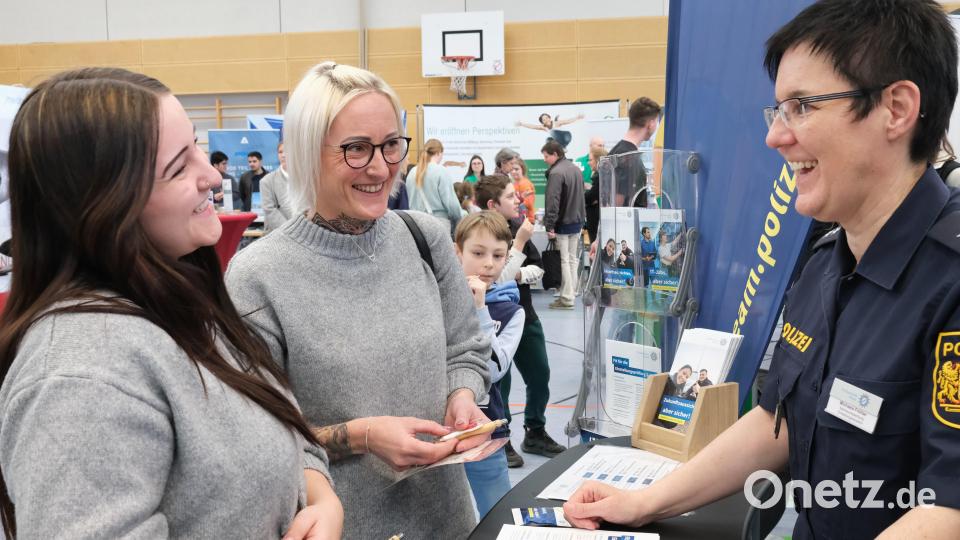 Die hohen Hürden bei der Einstellungsprüfung der Polizei sollten die Jugendlichen nicht von einer Bewerbung abhalten, erklärt Polizeioberkommissarin Michaela Fröhler (rechts) im Gespräch. Bild: Hirsch