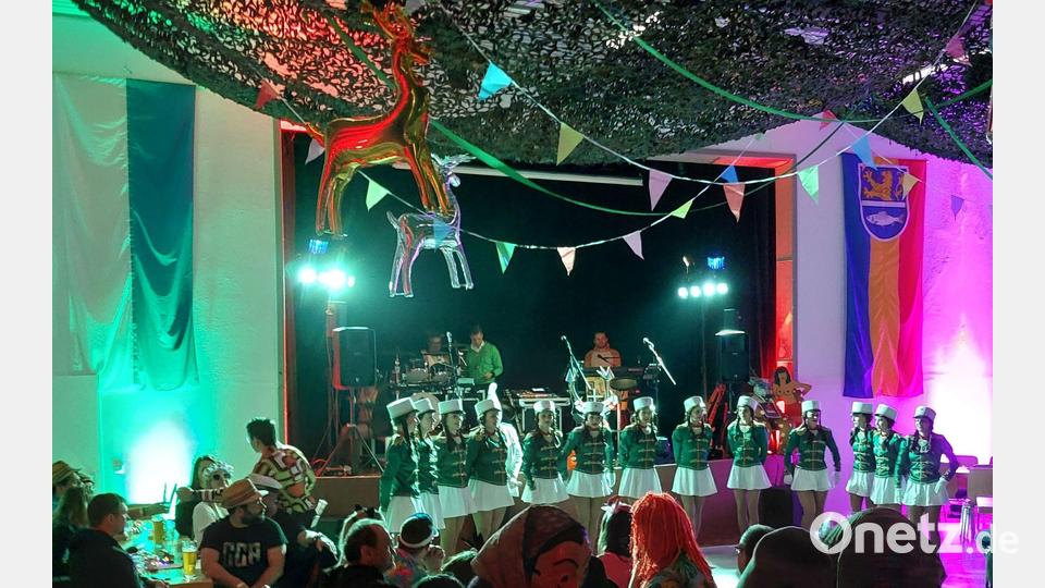 Für Erfolg beim Schützenball sorgte die Garde und die Musik. Bild: gz
