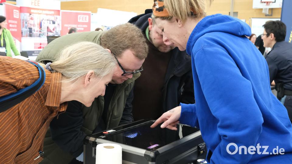 Interessiert bestaunen die Besucher den Handscanner der Barmherzigen Brüder. Bild: Hirsch